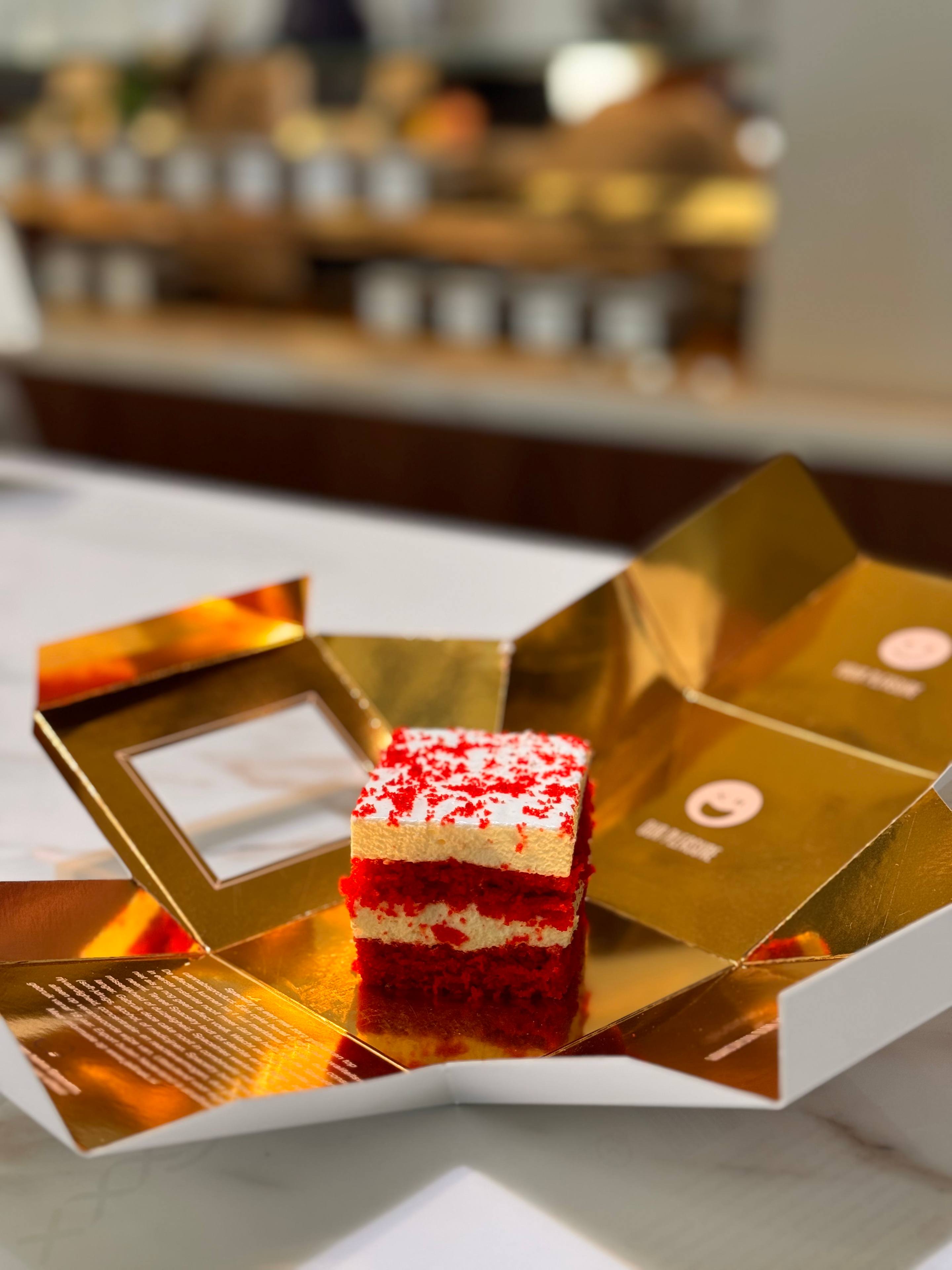 Red velvet cake in gold PROGRAM packaging at De Loods