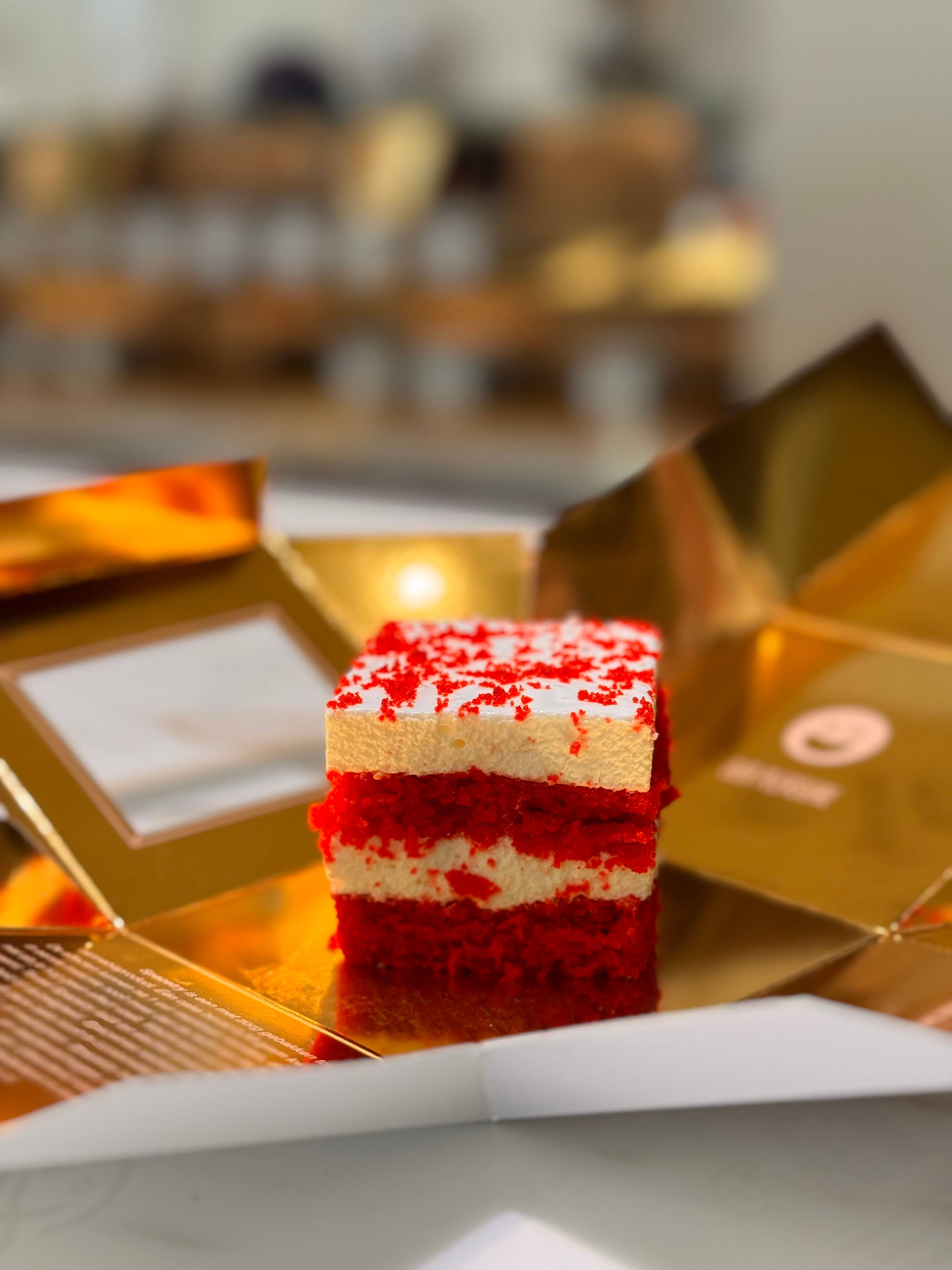 Red velvet cake slice served at De Loods Amersfoort